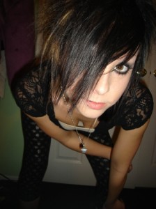 Belle garce emo sexy à la quête d’une bonne biroute. emo sexy Belle garce emo sexy à la quête d’une bonne biroute.
